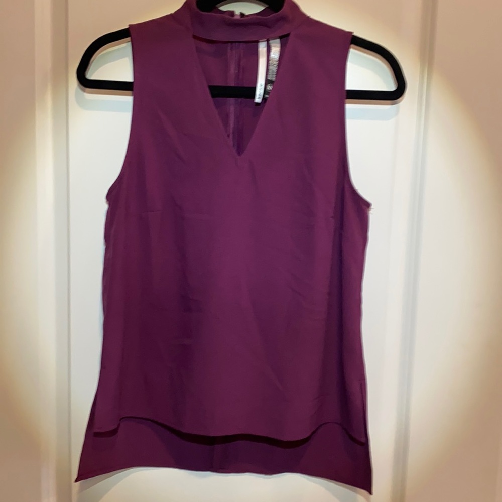 Gorgeous keyhole neck Kensie top